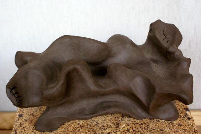Sculpture intitulée "Dona fent la Migdia…" par Enric Santamaria Eulogio, Œuvre d'art originale, Terre cuite