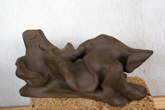 Sculpture titled "Home fent la Migdia…" by Enric Santamaria Eulogio, Original Artwork, Terra cotta