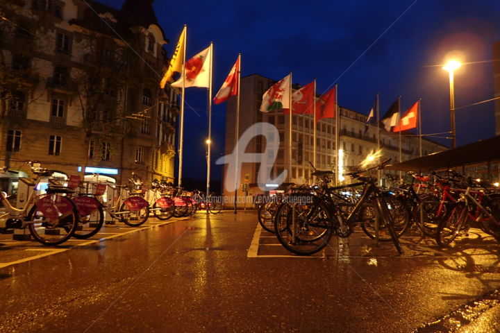 Фотография под названием "Flags and bikes" - Erwin Bruegger, Подлинное произведение искусства, Цифровая фотография