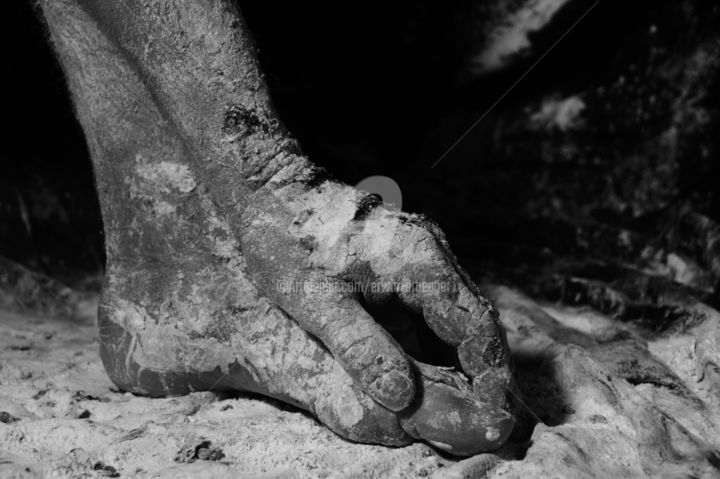Fotografie mit dem Titel "Holding foot" von Erwin Bruegger, Original-Kunstwerk, Digitale Fotografie