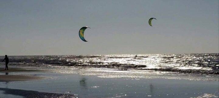 Fotografia zatytułowany „Kite surfers at the…” autorstwa Esmeralda Skverer, Oryginalna praca, Fotografia cyfrowa