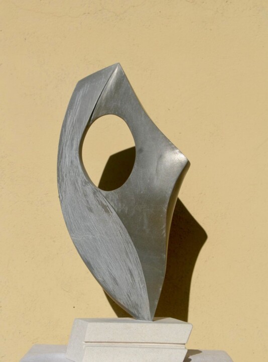 Skulptur mit dem Titel "Buco Informe" von Ettore Altieri, Original-Kunstwerk, Stein