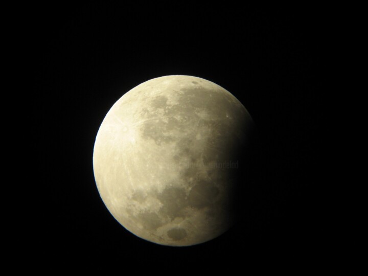 Photographie intitulée "Eclipse de lune" par Eugenia Delad, Œuvre d'art originale, Photographie numérique