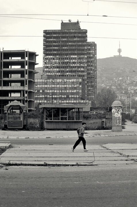 Fotografie getiteld "SNIPER ALLEY" door Gilbert Le Vast, Origineel Kunstwerk, Film fotografie