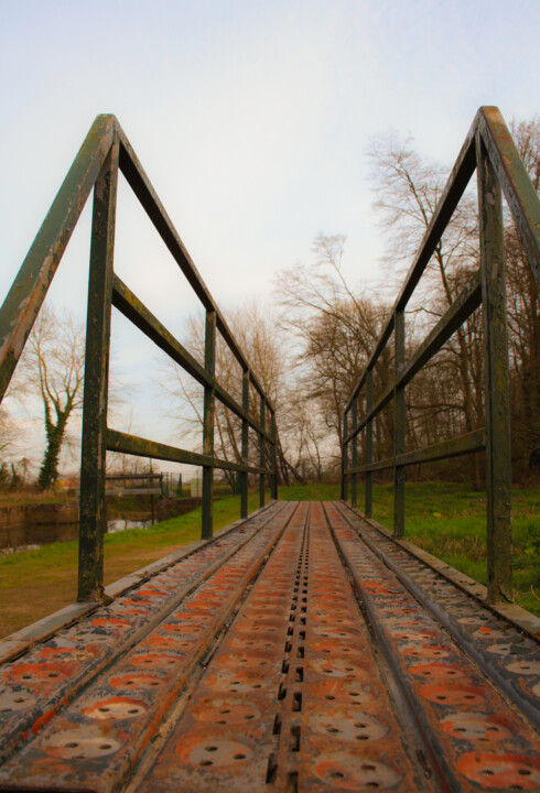 Photographie intitulée "Le pont inutile" par Evelyne Descamps, Œuvre d'art originale