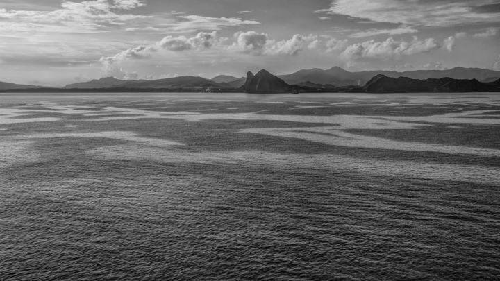 Photographie intitulée "In the Pacific" par Evgenii Soloninov, Œuvre d'art originale