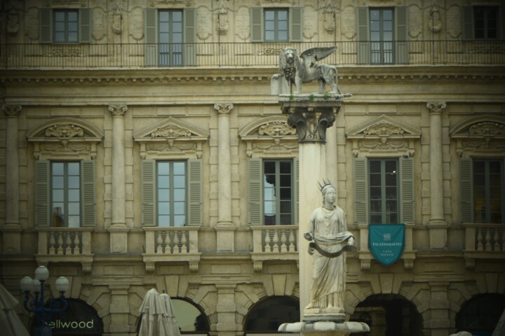 Photographie intitulée "piazza delle erbe V…" par Fabrizio Avena, Œuvre d'art originale, Photographie numérique