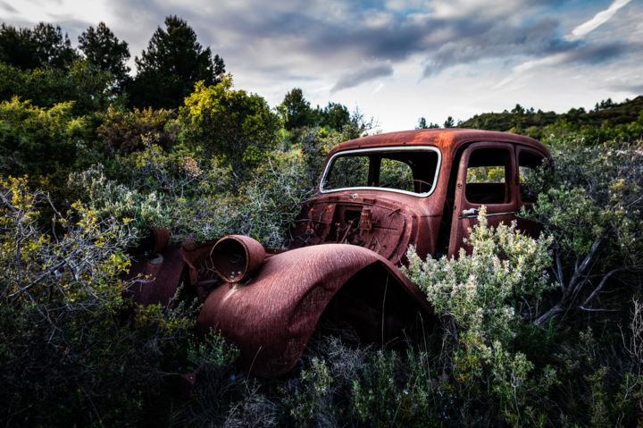 Фотография под названием "Voiture rouillée ab…" - Fabien Sans, Подлинное произведение искусства, Цифровая фотография