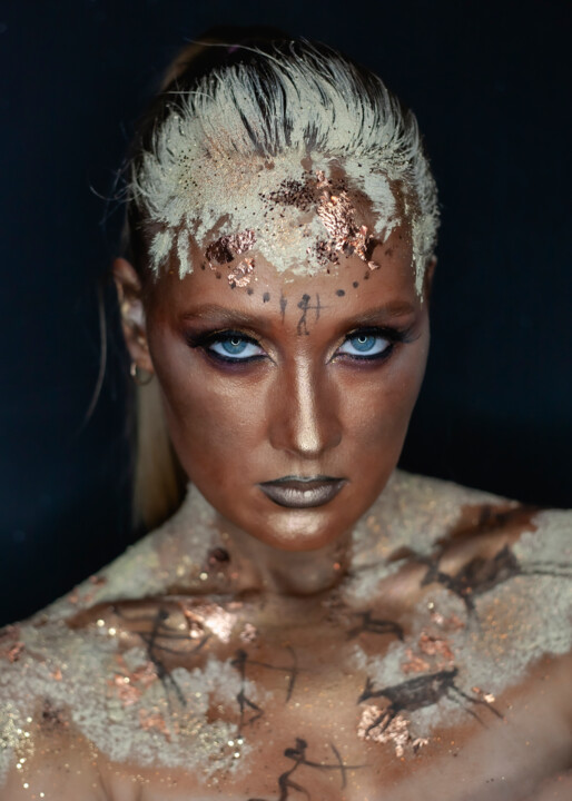 Фотография под названием "Creative makeup in…" - Faces Studio, Подлинное произведение искусства, Цифровая фотография
