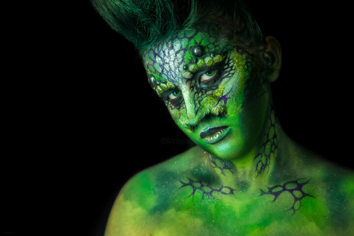 Photographie intitulée "Reptilian Alien Girl" par Faces Studio, Œuvre d'art originale, Photographie numérique