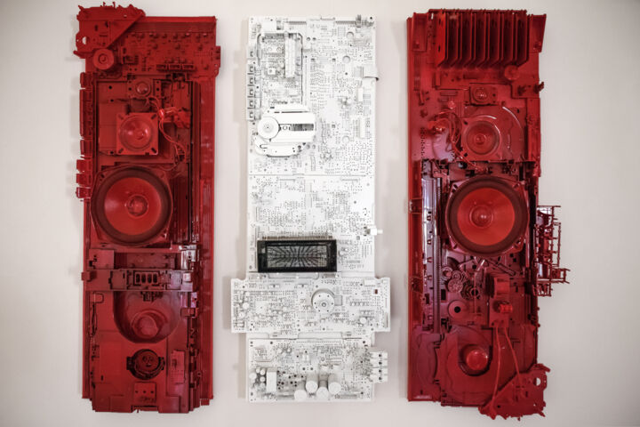 Sculpture titled "White Noise Red Sil…" by Fanni Zsofia David, Original Artwork, Metals Mounted on Wood Stretcher frame
