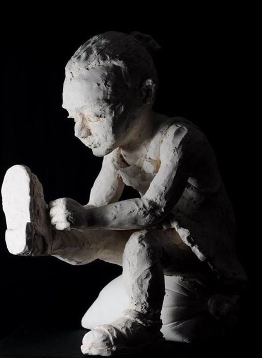 Escultura intitulada "Jeune fille aux lac…" por Fanny Leurent, Obras de arte originais, Terracota