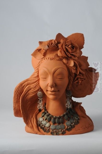 Sculptuur getiteld "Beauty With Roses" door Farkas Fischhof, Origineel Kunstwerk, Terra cotta