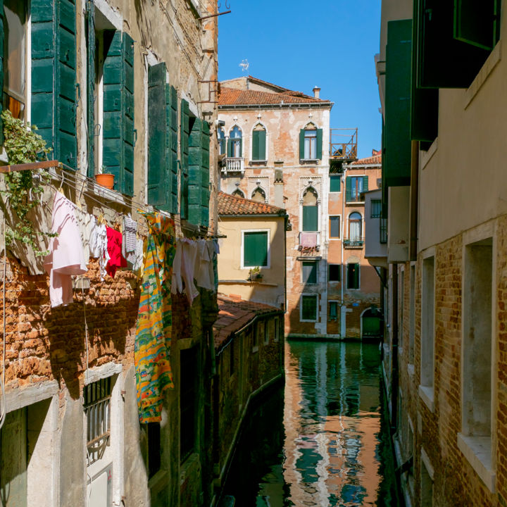 Fotografía titulada "A water canal in Ve…" por Farzad Frames, Obra de arte original, Fotografía digital