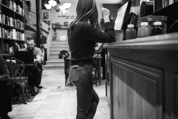 Photographie intitulée "Cafe and The Girl -…" par Farzad Frames, Œuvre d'art originale, Photographie non manipulée