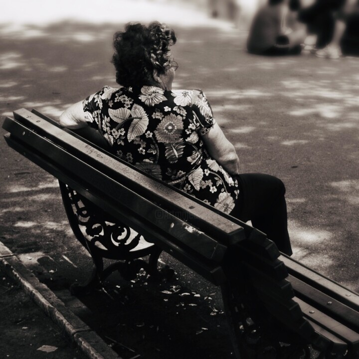 Fotografie mit dem Titel "Old woman sitting o…" von Fatima Fernandes, Original-Kunstwerk, Manipulierte Fotografie
