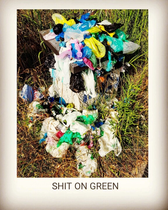 Fotografie getiteld "Shit on green" door Federica Ripani (White Art Lab), Origineel Kunstwerk