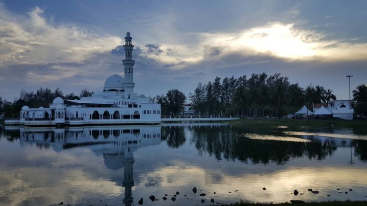 Photographie intitulée "La mosquée flottante" par Fedra Latif, Œuvre d'art originale