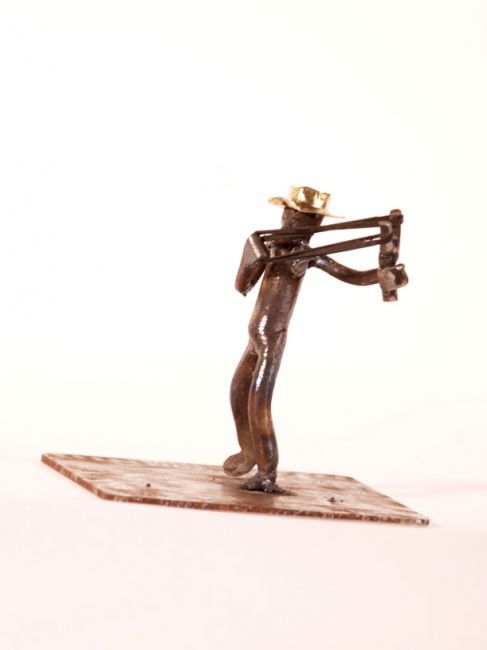 Sculptuur getiteld "niño con honda" door Adrian Fermandois, Origineel Kunstwerk, Metalen