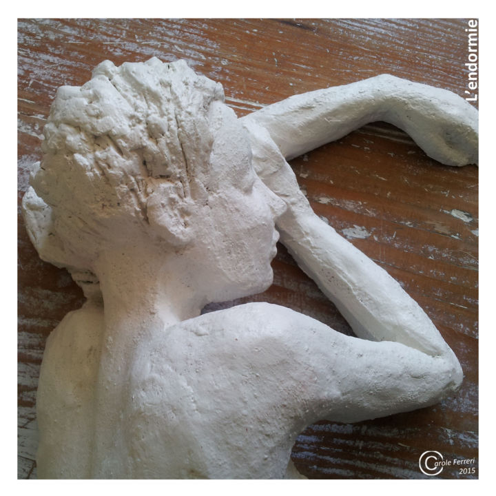 Escultura intitulada "2015-lendormie-blan…" por Carole Ferreri, Obras de arte originais, Cerâmica