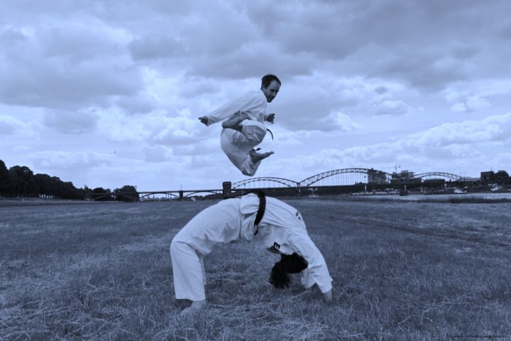 Photographie intitulée "Taekwondo Jump over…" par Myriam, Œuvre d'art originale, Photographie numérique