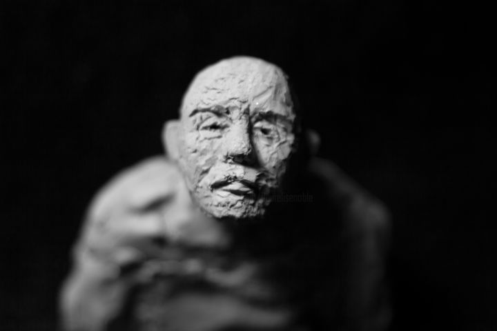 Skulptur mit dem Titel "Clay Face 64" von Fleur Elise Noble, Original-Kunstwerk, Terra cotta
