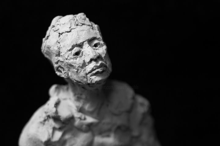 「Clay Face 21」というタイトルの彫刻 Fleur Elise Nobleによって, オリジナルのアートワーク, テラコッタ