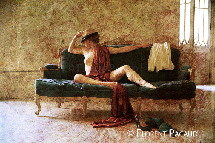 Photographie intitulée "La Femme au Sofa n°2" par Florent Pacaud, Œuvre d'art originale, Photographie manipulée