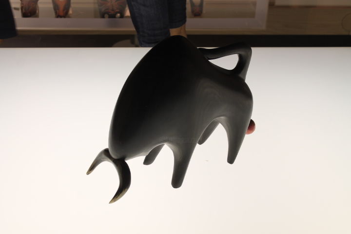 Escultura titulada "toro caricante" por Francesco Cau, Obra de arte original, Madera
