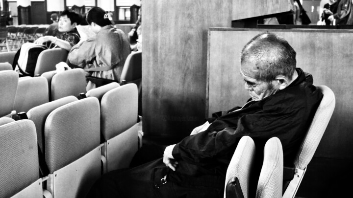 Photography titled "Japon homme endormi" by Franck Sanz, Original Artwork, Non Manipulated Photography