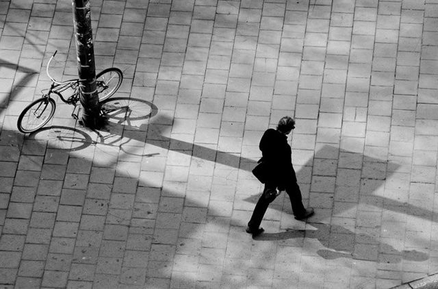 Fotografia intitolato "a passo veloce in u…" da Artfranz, Opera d'arte originale,