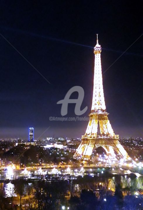 Photographie intitulée "La Tour en Lumière" par Frandiodore, Œuvre d'art originale