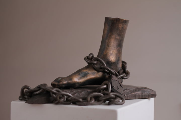 Sculpture titled "EL AYER PRESENTE HOY" by Franklin Avila Castaño, Original Artwork, Metals