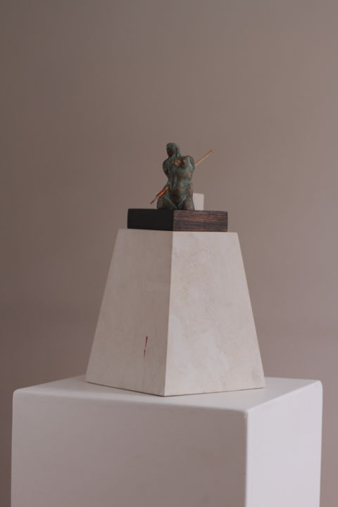 Sculpture titled "MUJER LANZADA" by Franklin Avila Castaño, Original Artwork, Mixed Media