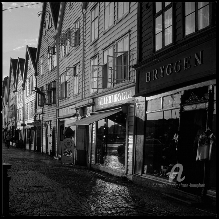 Fotografie mit dem Titel "Bryggen in Bergen,…" von Franz Hümpfner, Original-Kunstwerk, Analog Fotografie