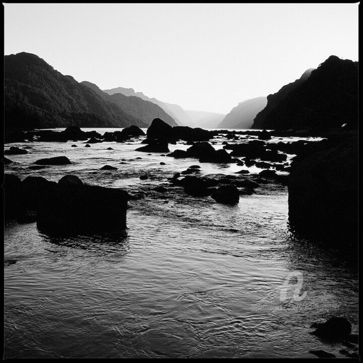 Fotografie mit dem Titel "Im Fjord, Norwegen" von Franz Hümpfner, Original-Kunstwerk, Analog Fotografie