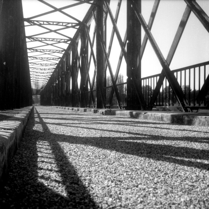 Photography titled "Passerelle Eiffel" by Frédéric Duchesnay, Original Artwork, Analog photography