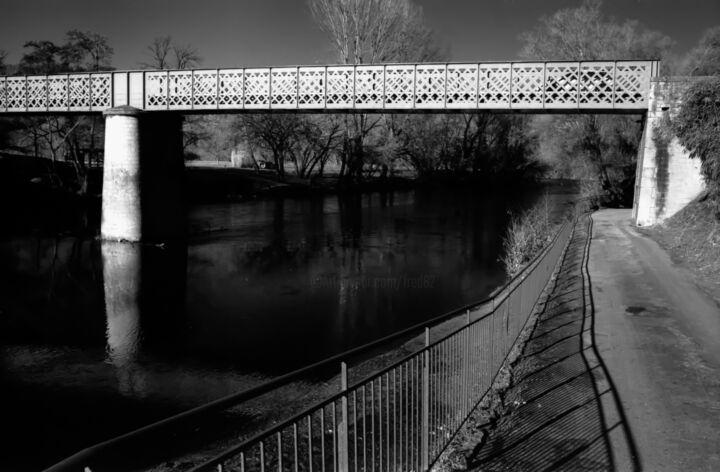 Photography titled "Pont de fer" by Frédéric Duchesnay, Original Artwork, Analog photography