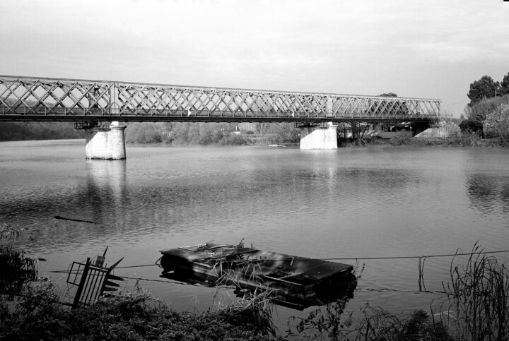 Photography titled "Pont en fer" by Frédéric Duchesnay, Original Artwork, Analog photography