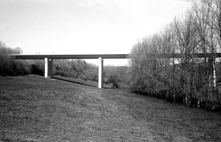 Photography titled "Le pont et la haie" by Frédéric Duchesnay, Original Artwork, Analog photography