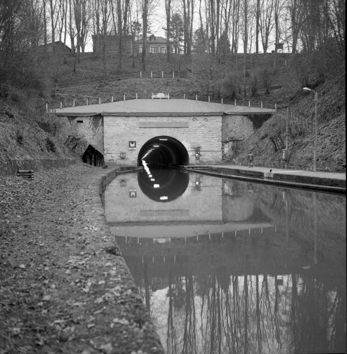 Fotografía titulada "Le tunnel" por Frédéric Duchesnay, Obra de arte original, Fotografía analógica