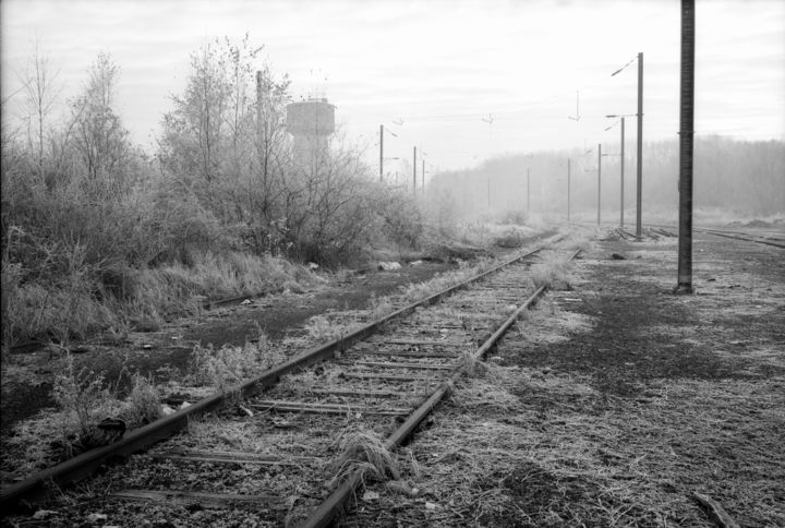 Fotografie mit dem Titel "La gare abandonnée" von Frédéric Duchesnay, Original-Kunstwerk, Analog Fotografie