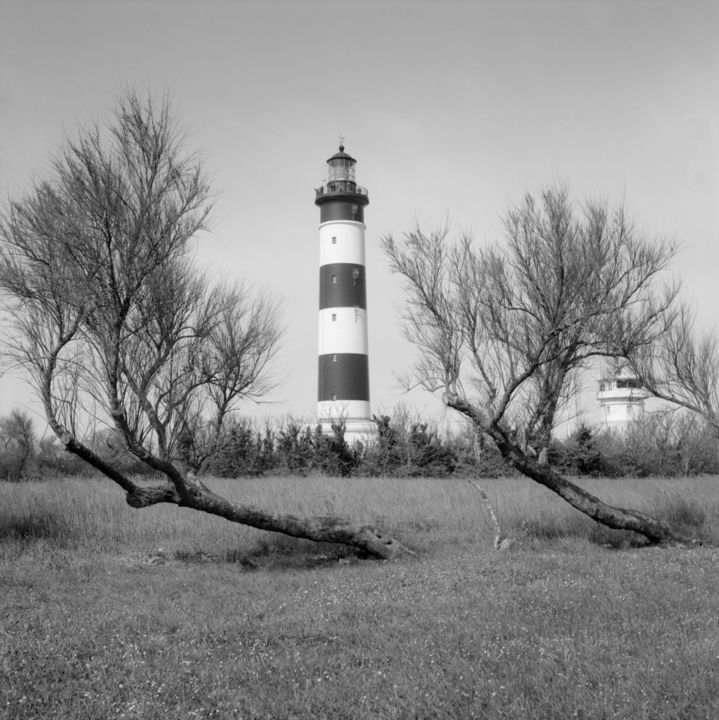 Photography titled "Chassiron le phare" by Frédéric Duchesnay, Original Artwork, Analog photography