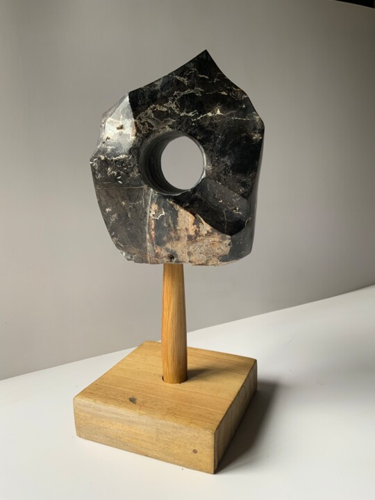 Скульптура под названием "black hole super ma…" - Freddy Cerna, Подлинное произведение искусства, Камень