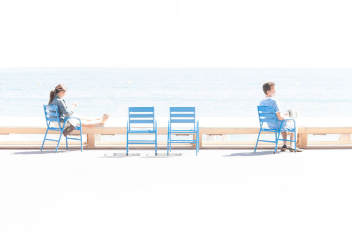 Photographie intitulée "Les chaises bleus" par Frederic Jouvet, Œuvre d'art originale,