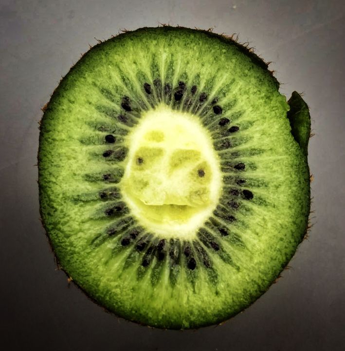 Photographie intitulée "Kiwi face" par Fred Goldzak, Œuvre d'art originale