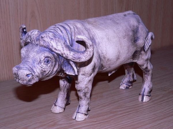 Skulptur mit dem Titel "Kaffernbüffel" von Jaquelin Und Manfred Freiberger, Original-Kunstwerk, Keramik