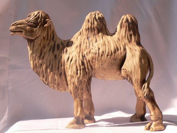 Skulptur mit dem Titel "Kamel" von Jaquelin Und Manfred Freiberger, Original-Kunstwerk