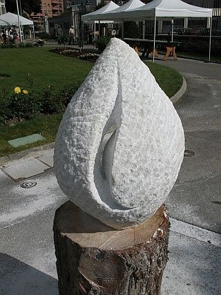 Sculpture titled "Gravité." by Gilbert Frizon, Original Artwork, Stone