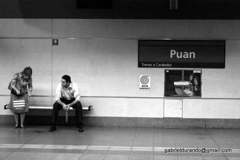 Fotografía titulada "Esperando en la est…" por Gabriel Durando, Obra de arte original,